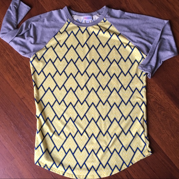 🐞LuLaRoe “Randy” Raglan Tee with Chevron Pattern - Picture 1 of 4